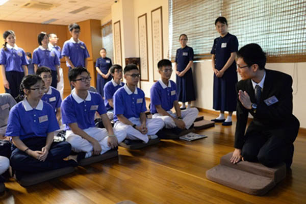 林振泉学长(右一)在学佛行仪中,亲自操作指导初阶学员正确的礼佛步骤。(摄 / 蔡佑良)