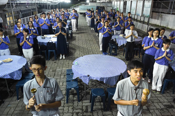 在营队中,两位学长带领学员们体验念佛入斋堂的“过堂”仪式,学习礼仪之美也呈现人文气质。(摄 / 陈清华)