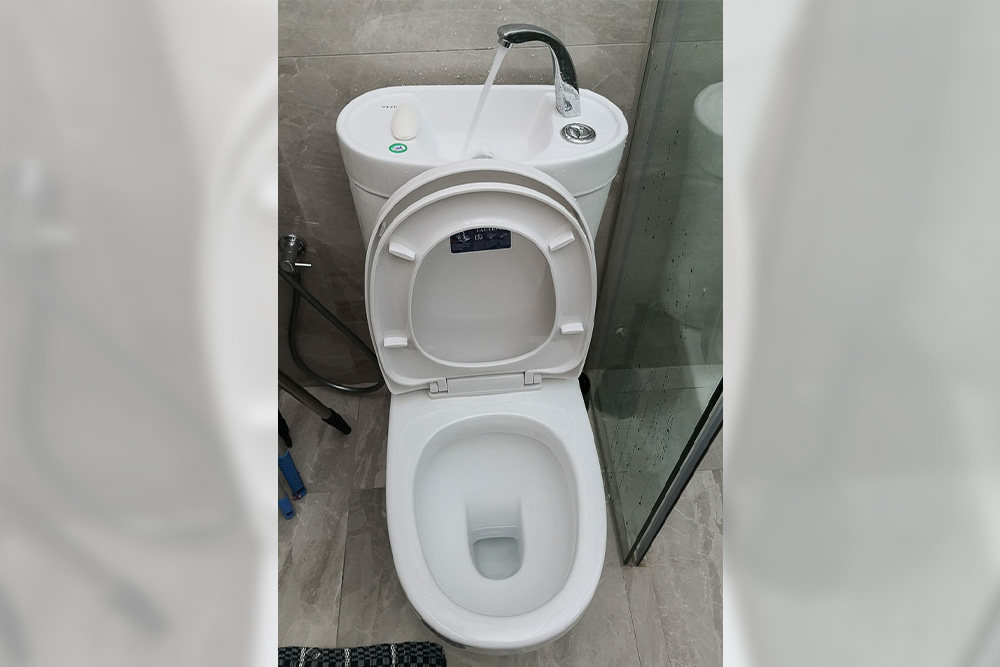 洗手后的水直接流入水箱,用来冲洗马桶,高效率地使用水资源。(摄 / 王绥喜)