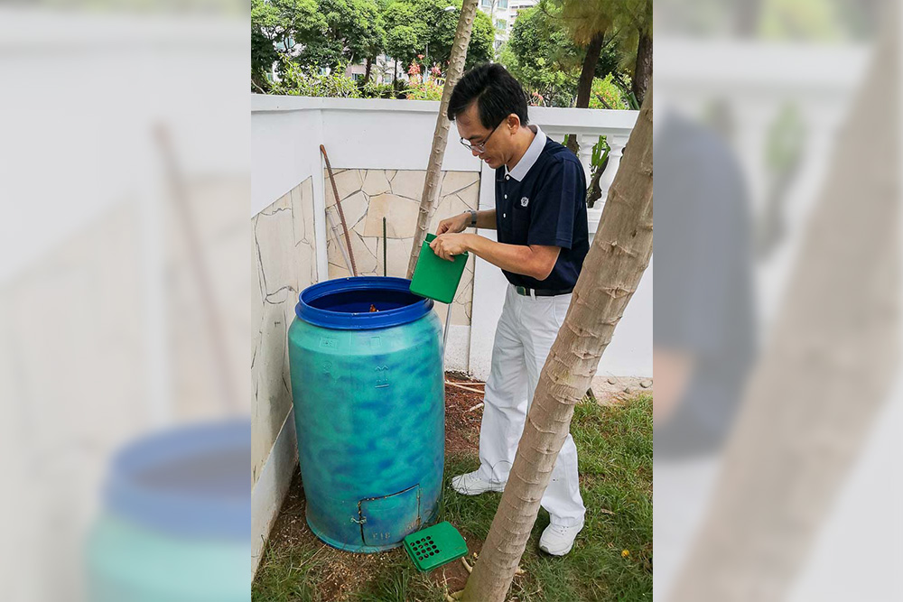 何佑振医师把家里的厨余作为肥料,为花园里的植物和果树施肥。(摄 / 王绥喜)