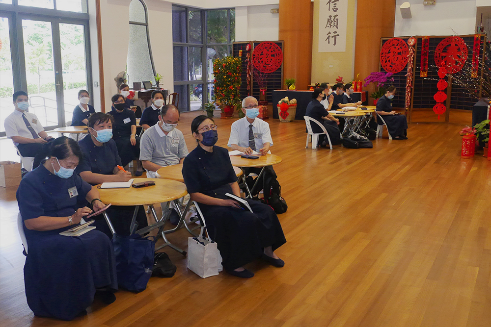志工干部在充满新春气息的静思堂文化厅里专心上课,为新一年的承担增添精神资粮。(摄/ 潘宝通)