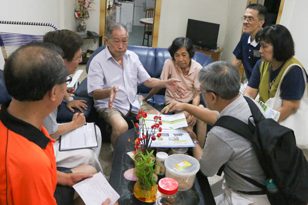 居委会成员和慈济志工,利用3月31日与4月5日晚上到大牌624附近的组屋区,挨家挨户宣导,呼吁居民一同响应环保。大家更受到热情居民邀约进家里宣导。摄 / 黄思妮