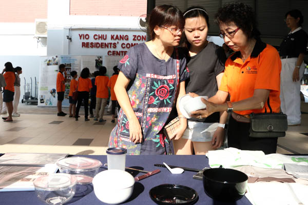 杨厝港第七分区居民委员会主席罗美荔(右一)期许藉由这个环保点的成立,可以加强居民的环保意识,一起加入救地球的行列。摄 / 黄思妮