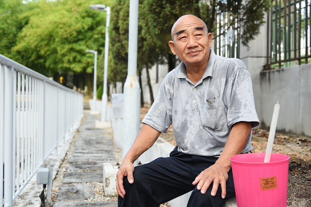 收起拳头护草木 学习付出甘如饴