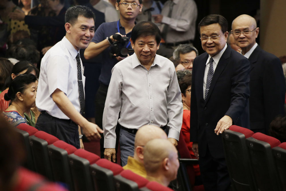 Coordinating Minister for Infrastructure and Minister for Transport Mr Khaw Boon Wan (second from the left) was one of the guests invited to the Charity Performance. (Photo by Fong Kwai Kin)