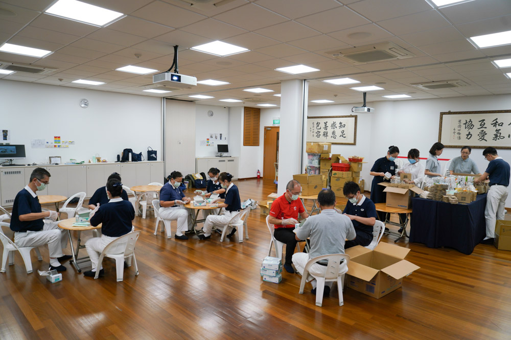 Volunteers spread into groups to pack the gift. (Photo by Chan May Ching)