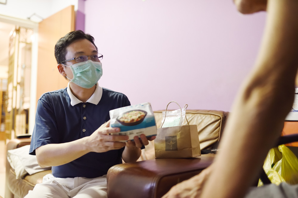 Khoo Jyh Hao of Tzu Chi Charity Development Department, is there to listen to the needs of the care recipients. (Photo by Lai Tong Heng)