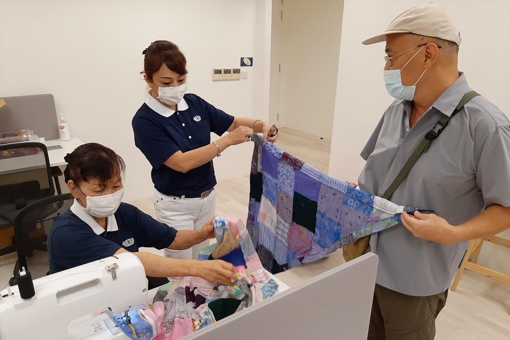 After piecing the rags into a quilt, a section on the quilt is made to allow insertion of a rattan. (Photo by Bernard Ng Jia Han)