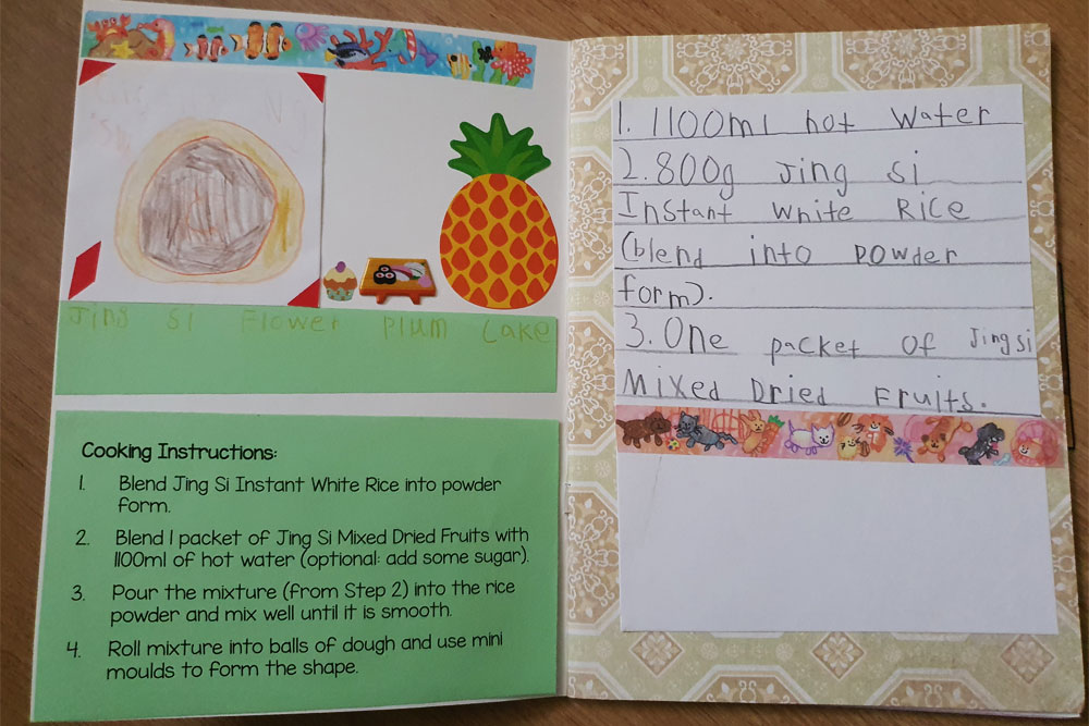 孩子将食谱写在Mini Cookbook,以图文并茂的方式来呈现。(照片提供 / 杨糧愷)