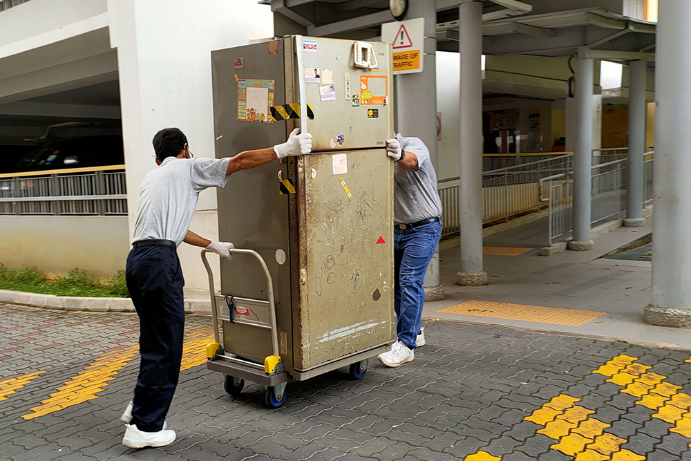 大件物品由男众志工搬运到楼下集中区,再让市镇理事会员工运走。(摄 / 林翠莲)