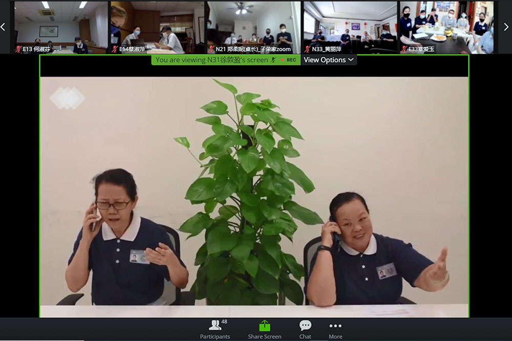 干部们参与话剧演出,贴近彼此的故事内容和对白,让人不禁莞尔一笑。(屏幕截图)