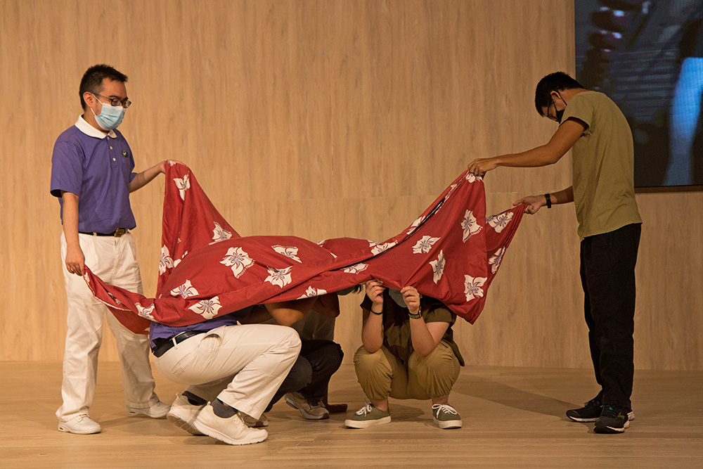 慈青在彩排时练习扮演小鸡一生都被关在狭窄的牢笼里,直到被宰杀的那一天