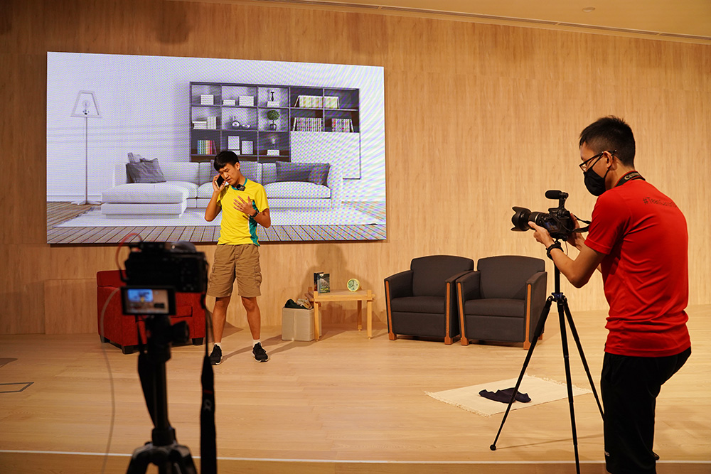 因防疫考量,已排练的短剧和手语无法在正式场合演出,慈青将其录制并制成短片。(摄 / 颜明德)