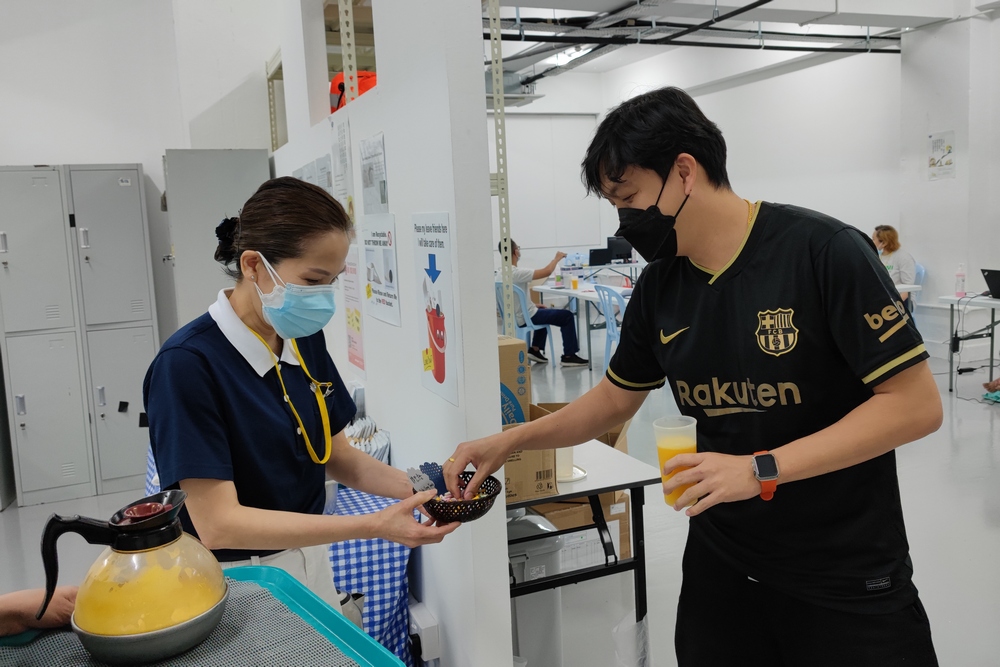 Unsung Frontline Heroes Touched by Care from Tzu Chi Volunteers