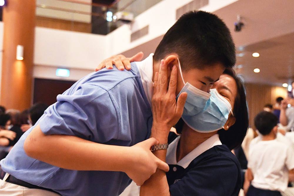 Students Express Filial Piety and Gratitude to Parents in the Heart-warming Month of May