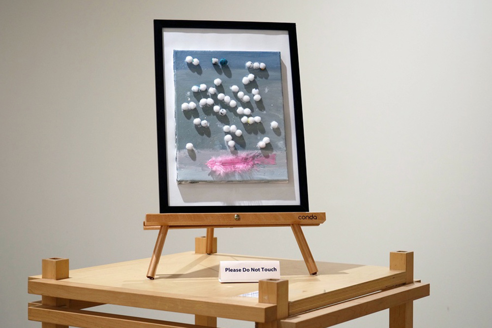 在慈济人文青年中心展出的其中一件作品,是学生以丙烯颜料在画布作画,并黏上绒球。(摄/ 洪德谦)