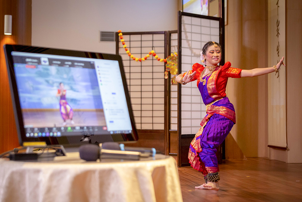 Lively Indian songs emerge from the Jing Si Hall, with the dancers dancing vigorously, exuding a strong atmosphere of Deepavali celebration. (Photo by Chen Ya Yin)